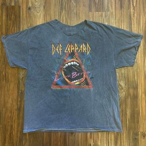 Distressed Def Leppard Love Bites Gray Band Tee